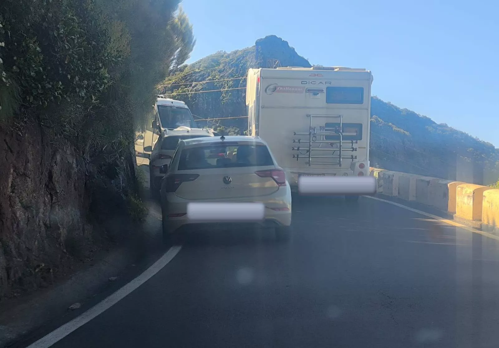 Autocaravana averiada en Masca. / ASOCIACIÓN DE VECINOS BARRANCO DE MASCA