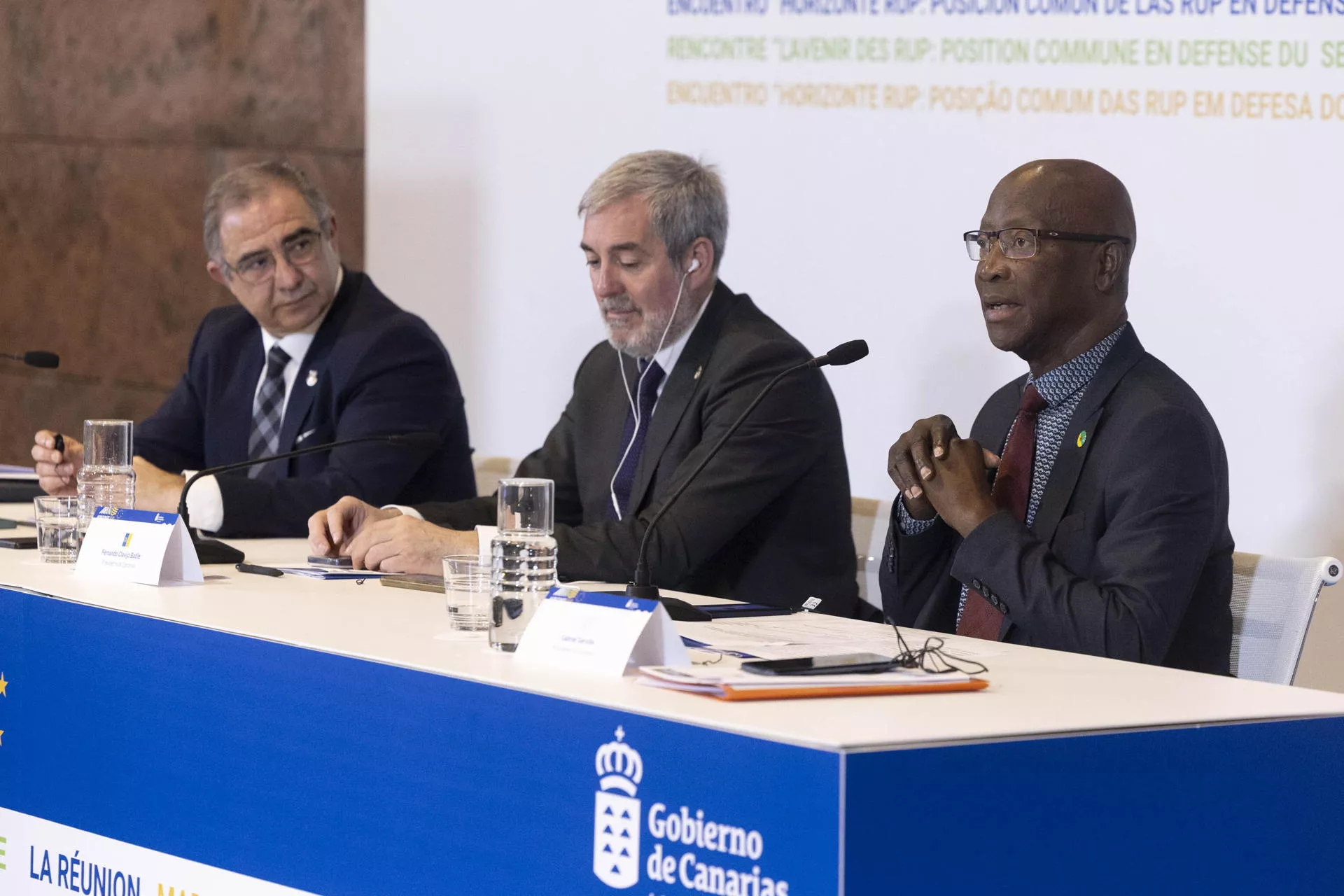 Los presidentes de Canarias, Fernando Clavijo (c); Azores (Portugal), José Manuel Bolieiro (i); y Guayana (Francia), Gabriel Serville (d). / EFE - MIGUEL BARRETO