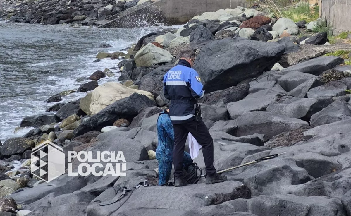 Imagen de la Policía Local de Santa Cruz de Tenerife tras descubrir a un menor haciendo pesca submarina en zona de baño. / POLICÍA LOCAL DE SANTA CRUZ DE TENERIFE