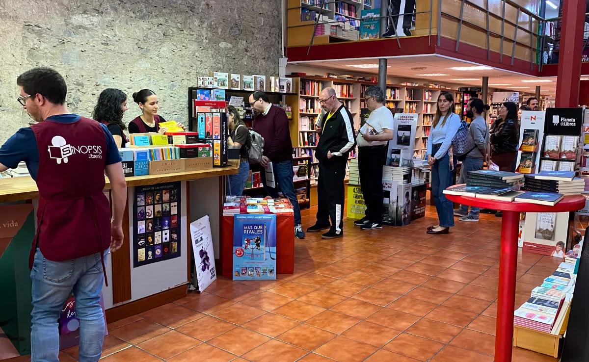 Cola en la librería Sinopsis por los bonos consumo del Cabildo de Gran Canaria / ATLÁNTICO HOY - ARIADNA MARTÍNEZ