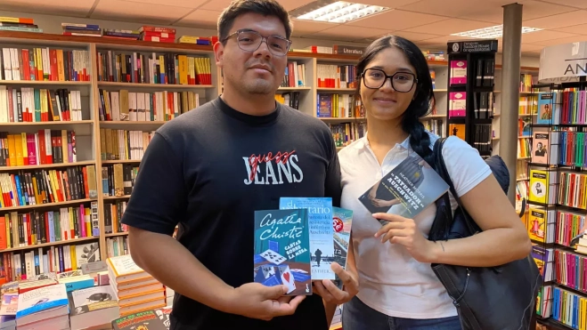 José y Lys hacen cola para canjear sus bonos consumo en la librería Sinopsis / ATLÁNTICO HOY - ARIADNA MARTÍNEZ José y Lys hacen cola para canjear sus bonos consumo en la librería Sinopsis / ATLÁNTICO HOY - ARIADNA MARTÍNEZ