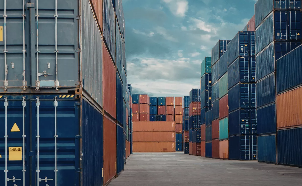 Imagen de un contendor en un muelle. / CANVA