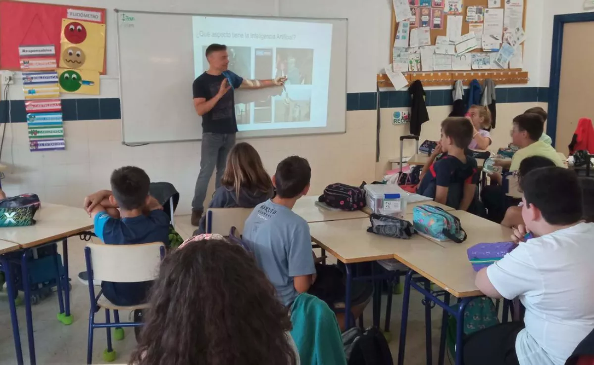 Un profesor dando clase con apoyo de una pizarra digital / EUROPA PRESS