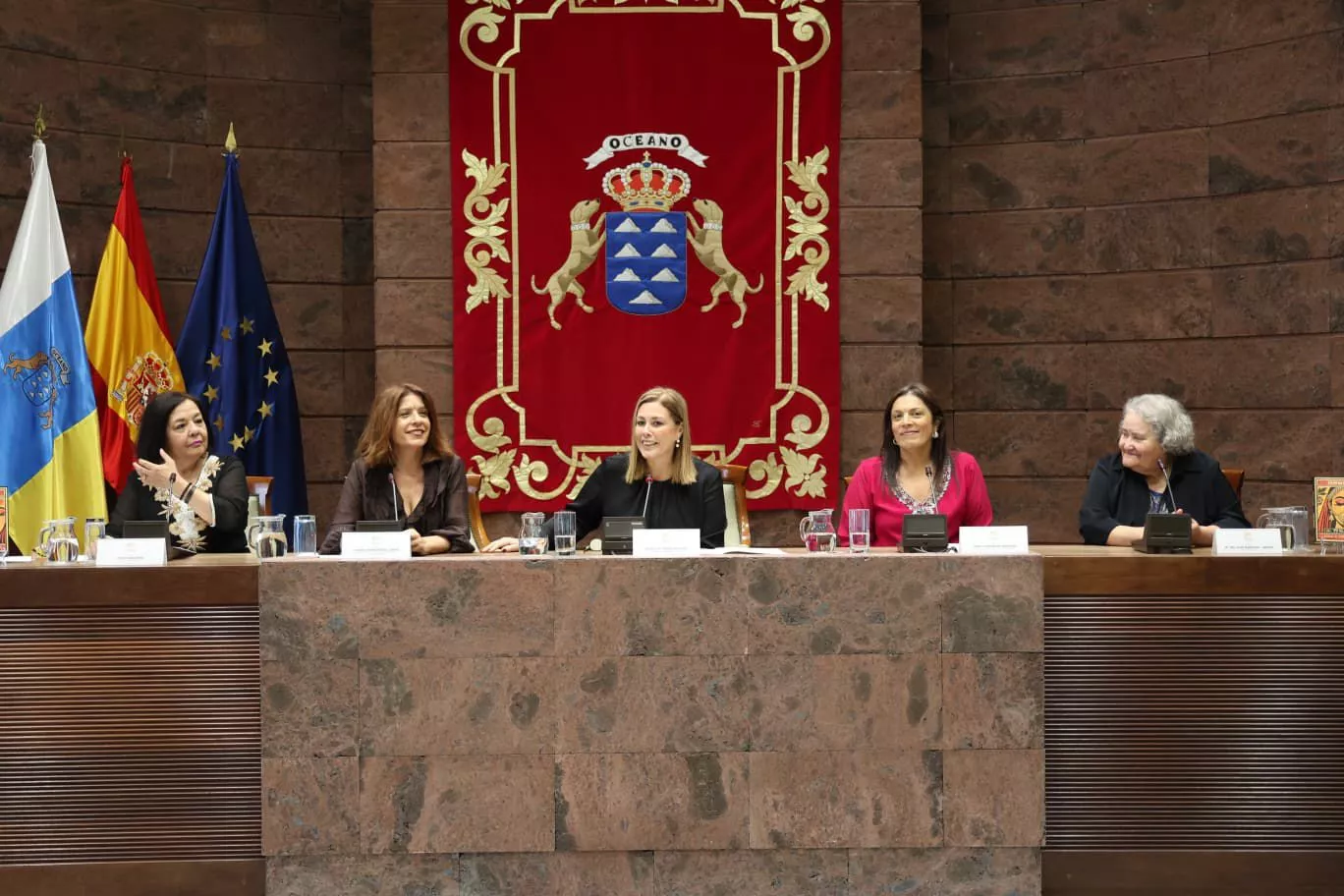 La antología 'Ishwari' reúne en el Parlamento de Canarias las voces literarias de 79 mujeres hindúes./ CEDIDA