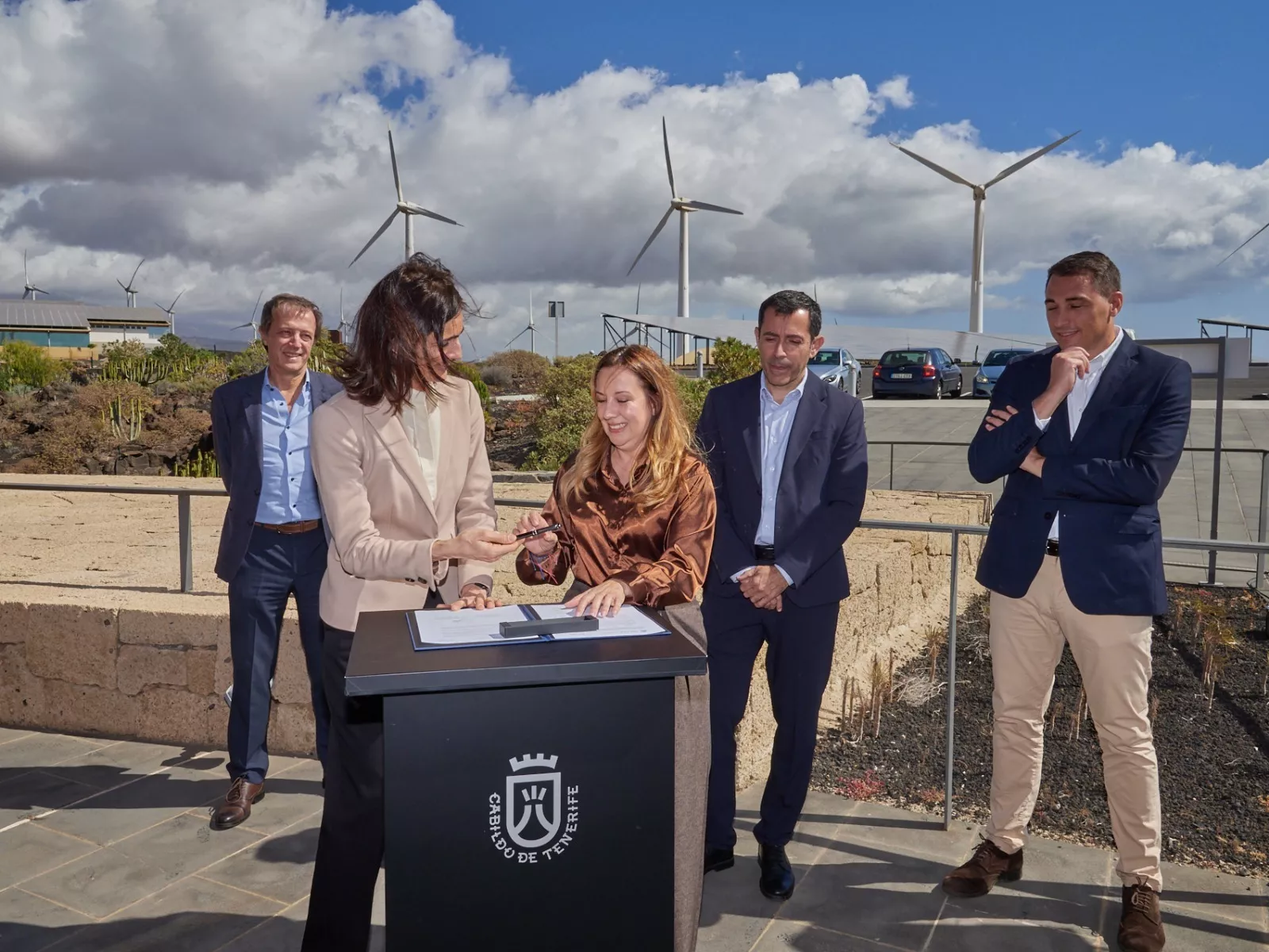 La directora Desarrollo nuevos proyectos Endesa Green Power España, María Isabel Ayuso Garcimartín (i) y la presidenta de Tenerife, Rosa Dávila. / CEDIDA