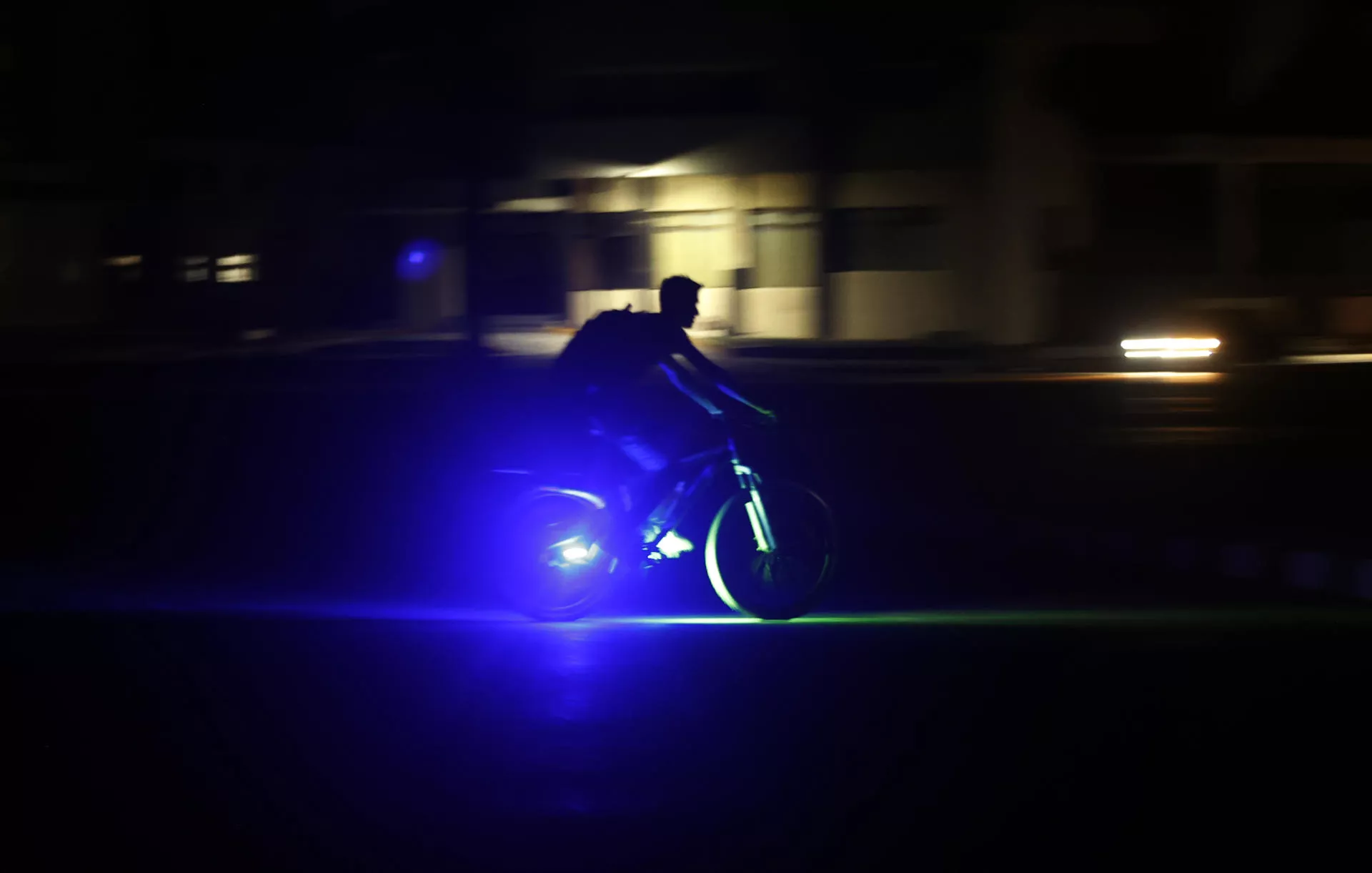 Una persona circula en bicicleta por La Habana (Cuba), sumida en la oscuridad por el apagón que sufre la isla./  EFE/ Ernesto Mastrascusa