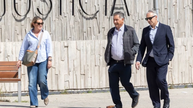 El juez encargado de la trama de presunta corrupción conocida como 'caso Valka' ha tomado este martes declaración como imputado en un presunto delito de malversacióEl empresario Felipe Guerra, en el centro de la imagen, acompañado por su abogado, Sergio Armario, a la llegada a los juzgados. EFE/Quique Curbelo