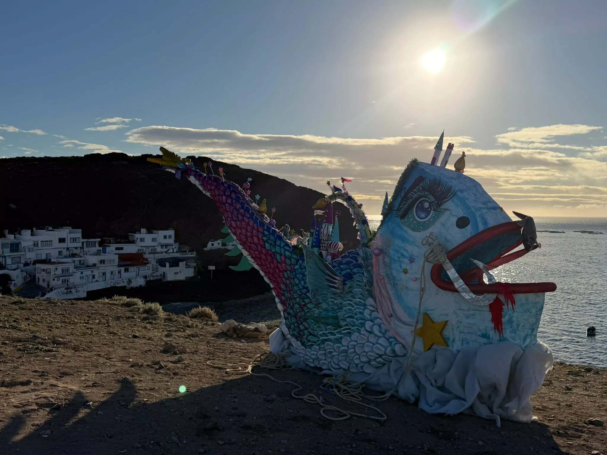 Una sardina de fantasía aparece en Tufia y activa el Entierro del Carnaval de Telde. AYUNTAMIENTO DE TELDE