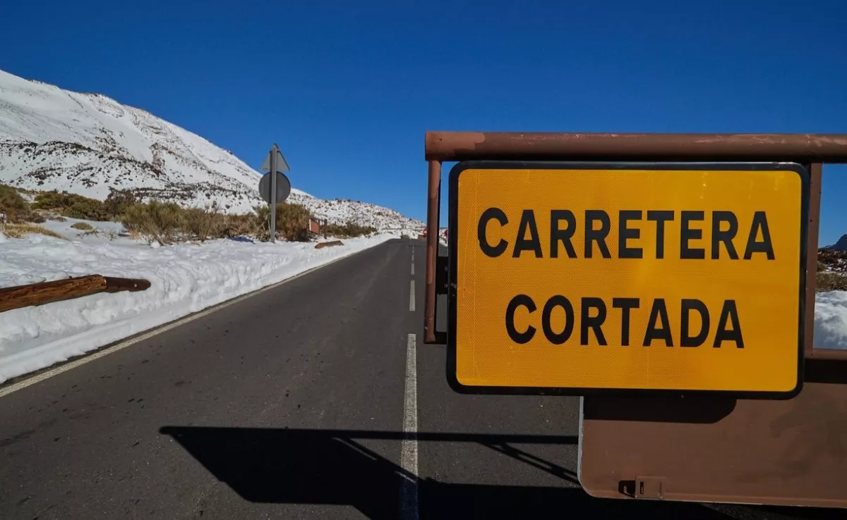 Una de las carreteras de subida al Teide cortada / CABILDO DE TENERIFE