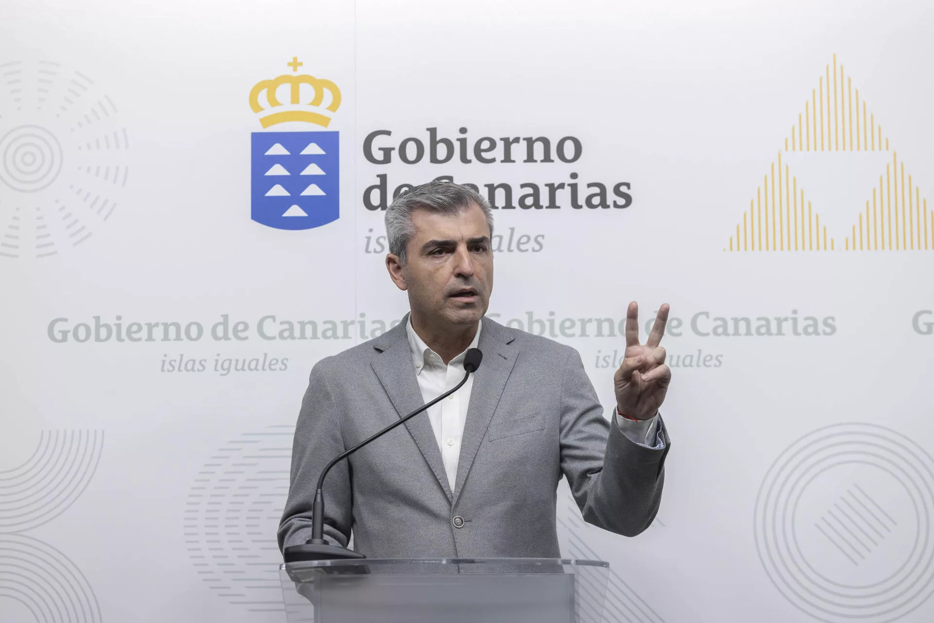 El vicepresidente del Gobierno de Canarias y consejero de Economía, Industria, Comercio y Autónomos, Manuel Domínguez, ha presentado este miércoles medidas de alivio fiscal para los autónomos de Canarias. / EFE - MIGUEL BARRETO