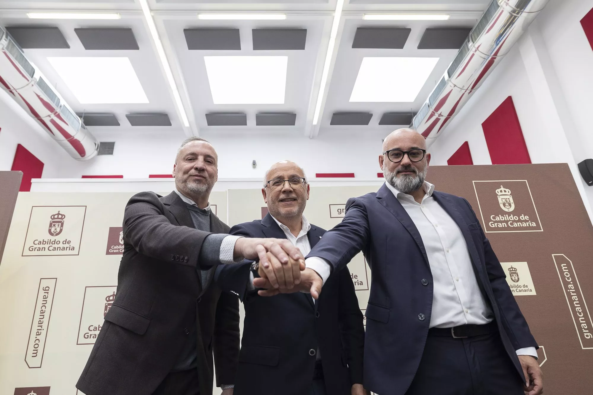 Miguel Ángel Ramírez, Antonio Morales y Aridany Romero en el acto del Cabildo. AH