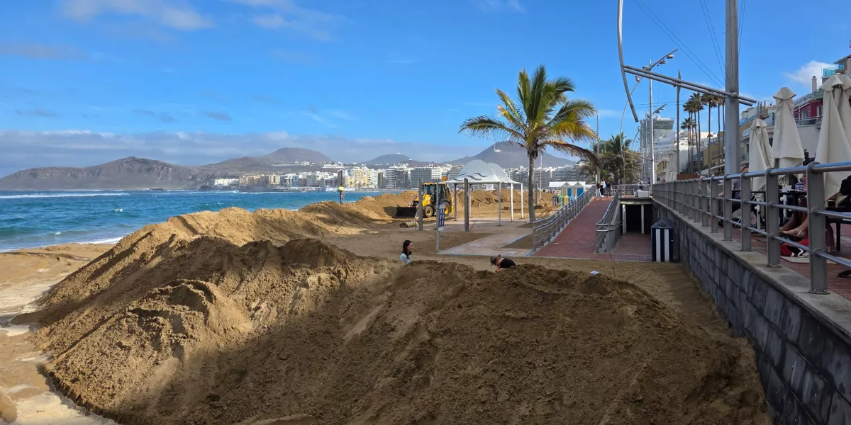 Imagen del muro de arena de Las Canteras contra fenómenos costeros / ALBERTO LEY - AH 
