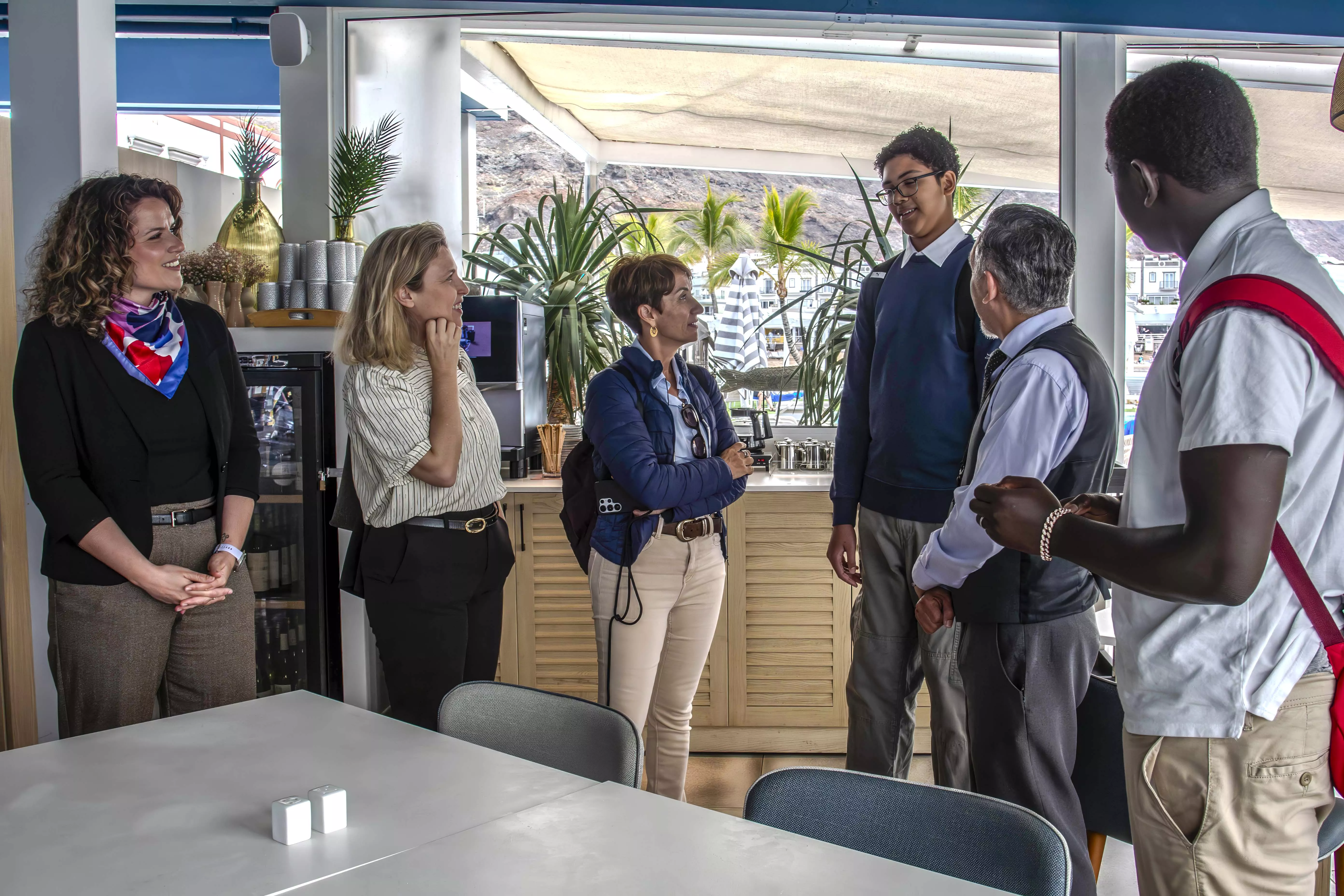 Raquel Recuero, Nayra Moreno y Onalia Bueno con alumnado y responsable de sala del hotel. CEDIDA