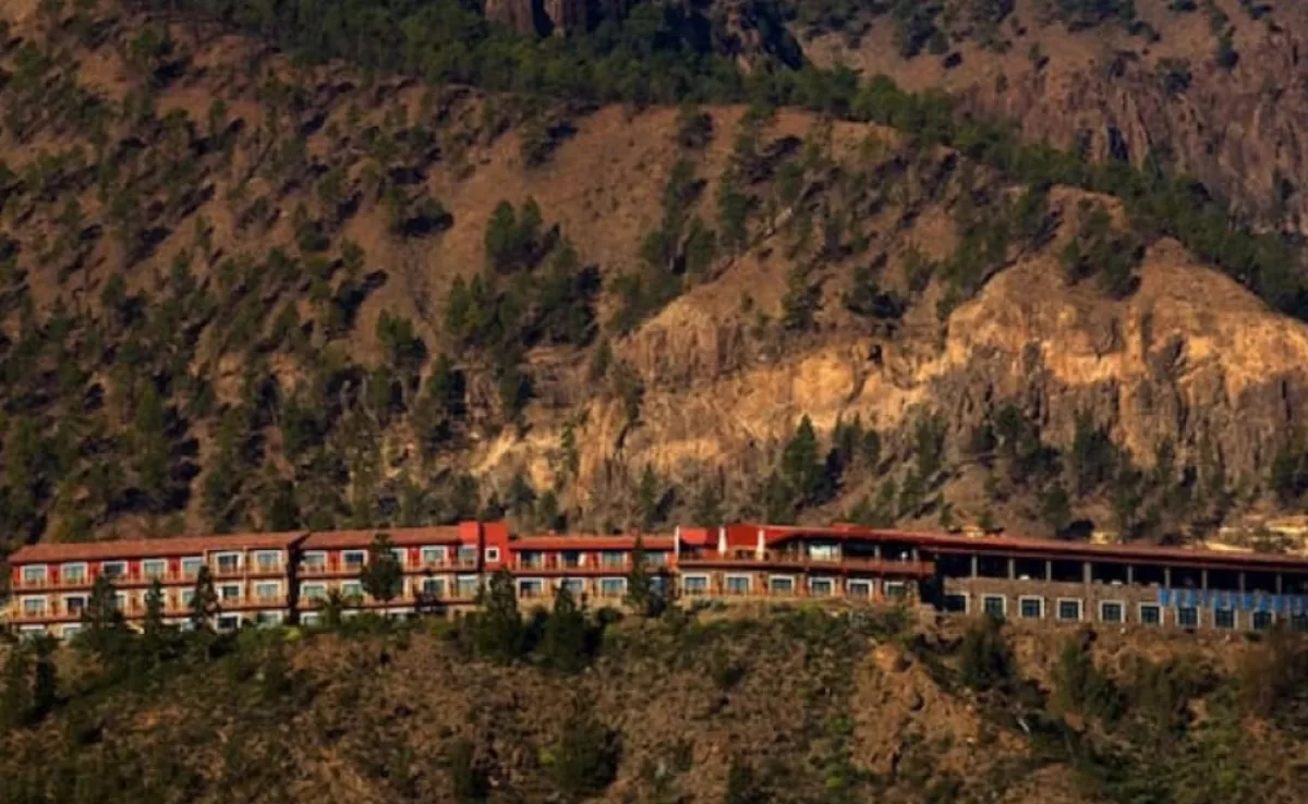 Fachada del Hotel Las Tirajanas, en Tunte, cumbre de Gran Canaria. / ARCHIVO