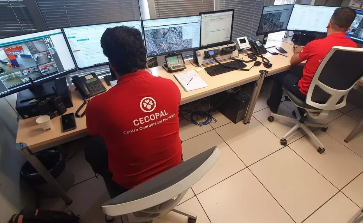 Cecopal de Santa Cruz de Tenerife vigilando la borrasca./ CEDIDA