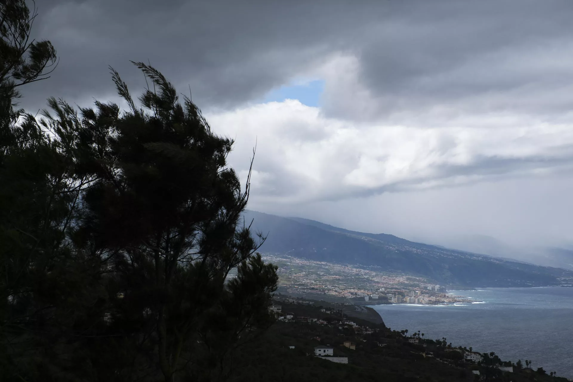 Nubosidad que deja 'Therese' en la zona norte de Tenerife. / EFE - ALBERTO VALDÉS