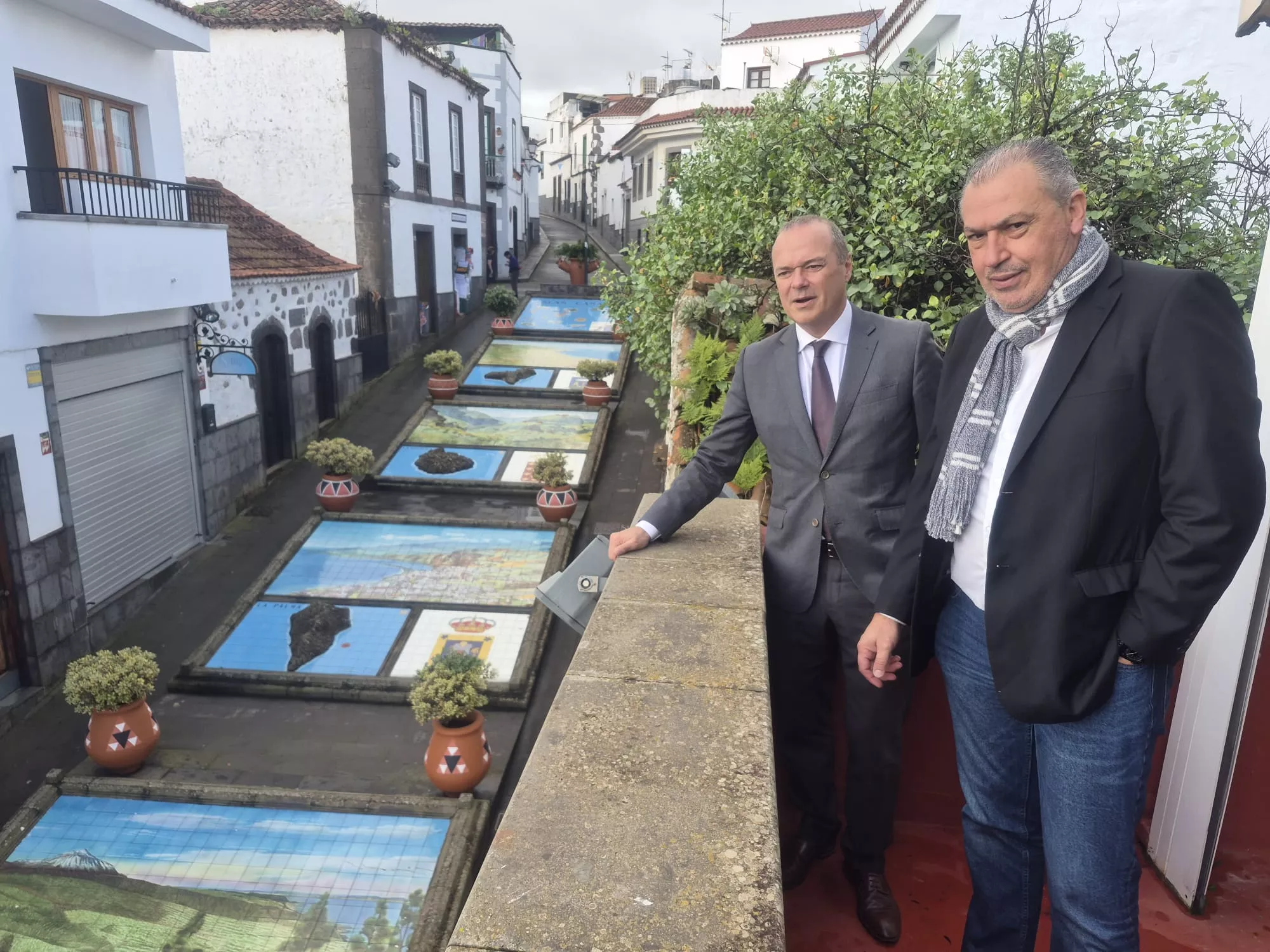 El vicepresidente del Cabildo, Augusto Hidalgo, junto al alcalde de Firgas, Alexis Henríquez. CABILDO