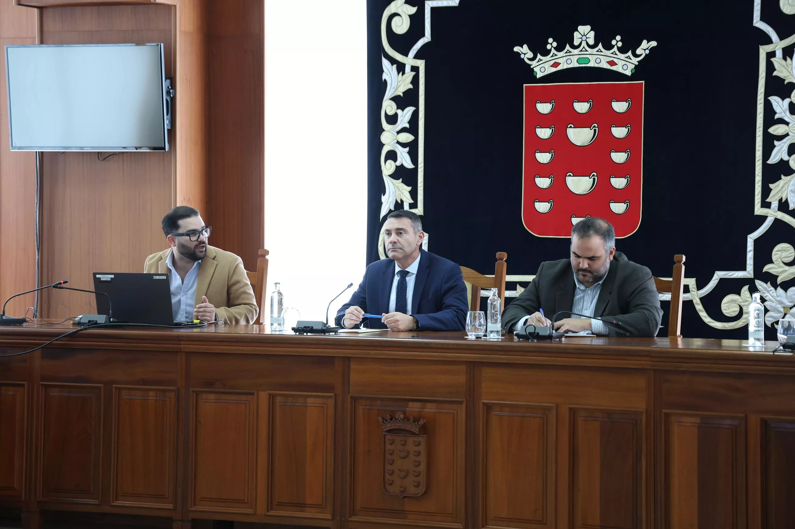 Reunión entre el Gobierno de Canarias y el Cabildo de Lanzarote para abordar las Zonas de Aceleración de Renovables. / CEDIDA