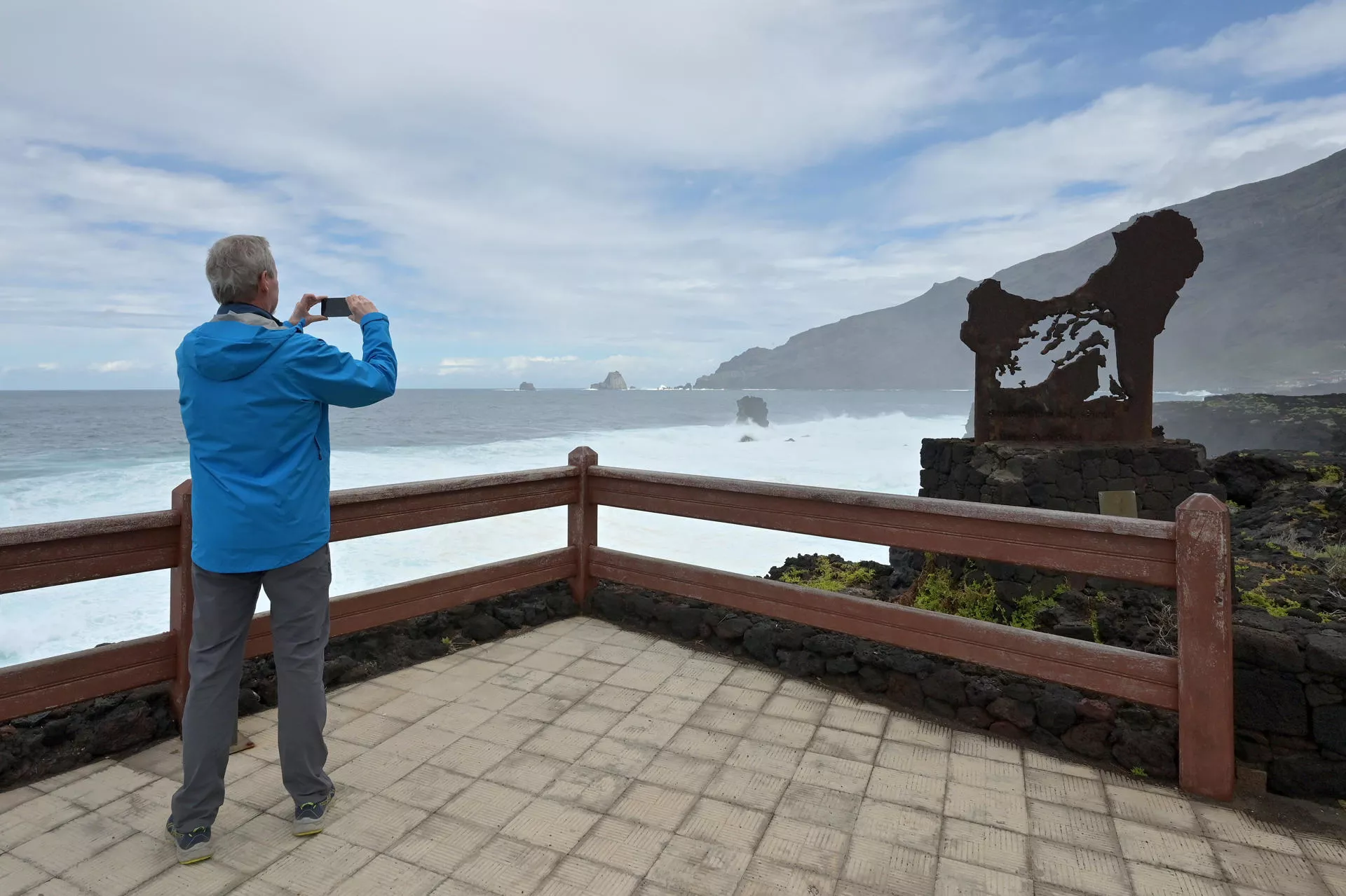 Una persona fotografía el mar en El Hierro en medio de la borrasca 'Therese'./ EFE