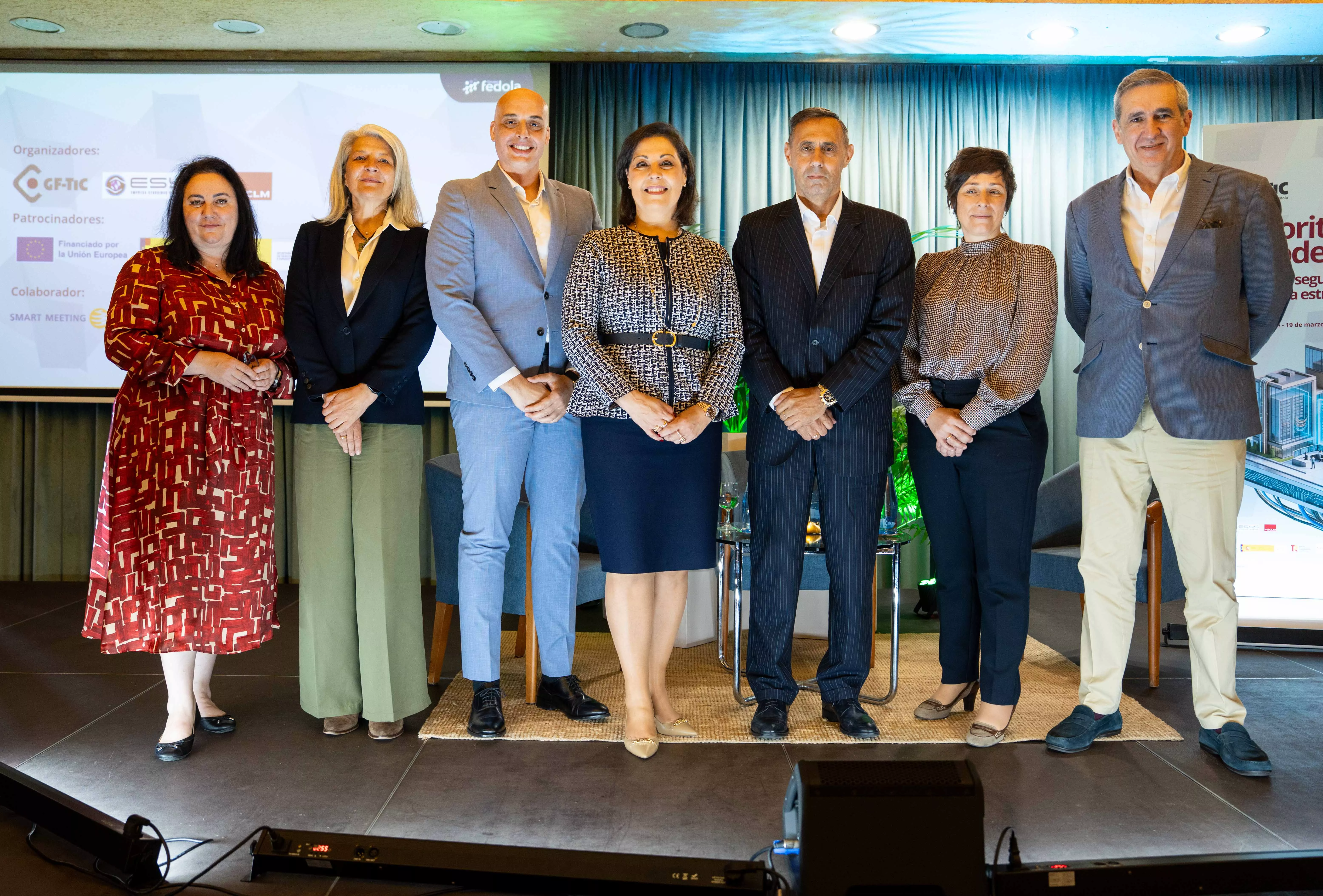 Javier Rodríguez (CIO y CISO de Grupo Fedola y gerente de GF-TIC), Victoria López (presidenta de Grupo Fedola) y Fernando López (director general de GF-TIC), junto al panel de expertos y ponentes de la jornada. AH