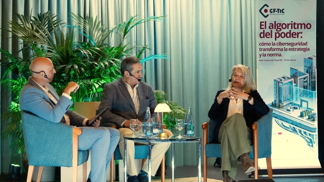 Javier Rodriguez, el gerente de GF TIC en plena mesa de debate con Rosa Kariger