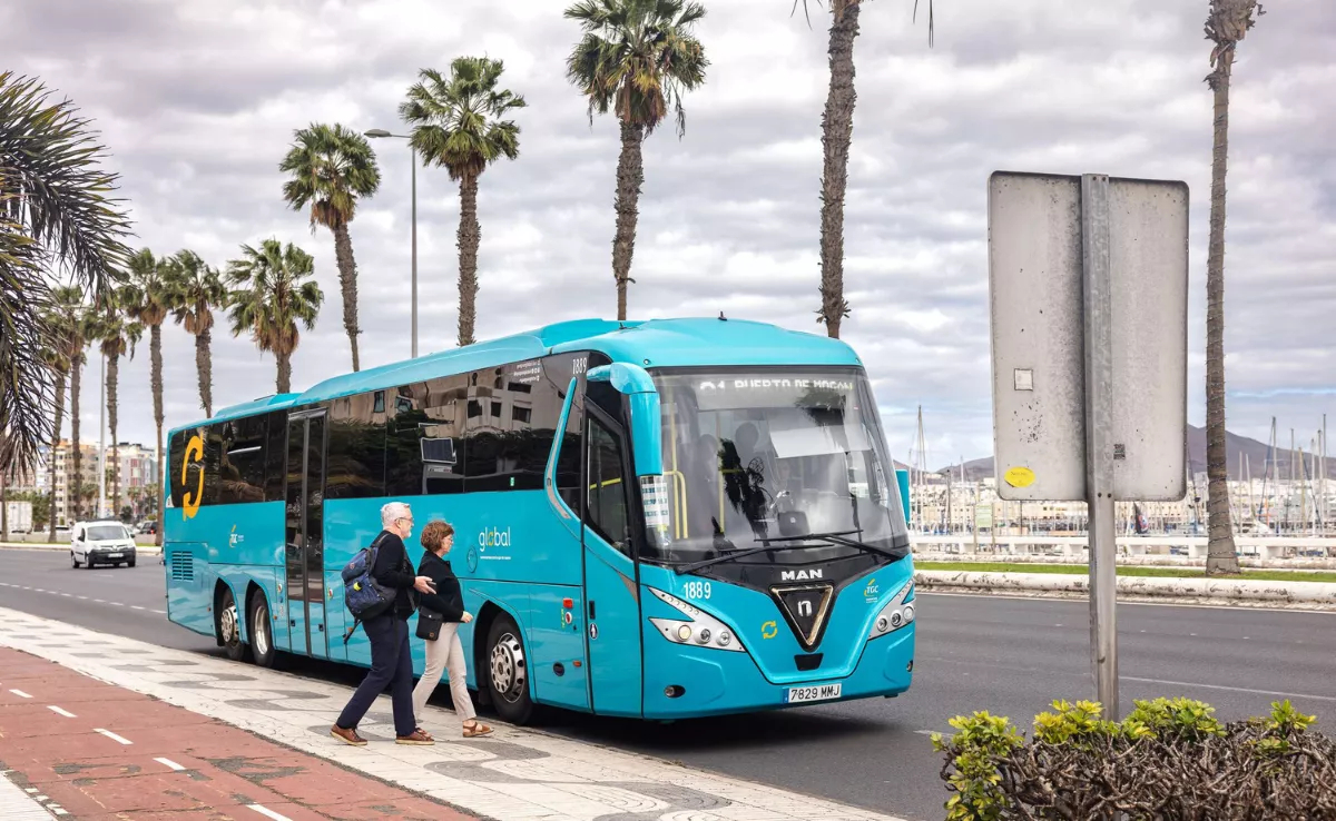 Una guagua de Global recoge a dos pasajeros / GLOBAL