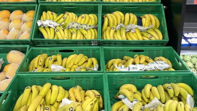 Plátanos canarios en los estantes de un supermercado / AH Plátanos canarios en los estantes de un supermercado / AH