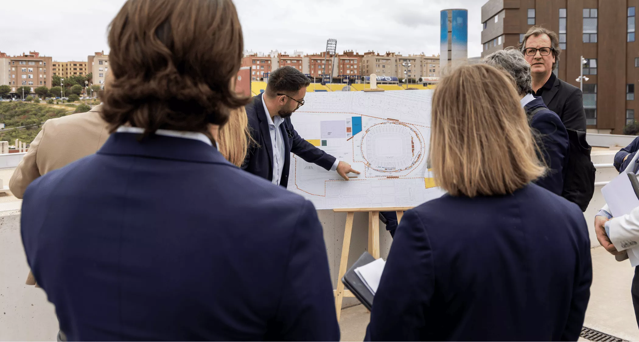 Ricardo Pérez de los Cobos, arquitecto del IID, muestra detalles del proyecto de reforma del Estadio de Gran Canaria a la delegación de la FIFA. / AH