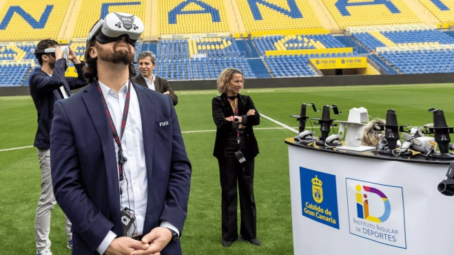 Un miembro de la delegación de la FIFA observa cómo quedará el Estadio de Gran Canaria tras la reforma con una gafas de realidad virtual. / AH