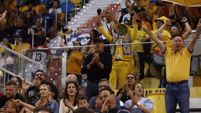 Aficionados en la Grada de Animación del Gran Canaria Arena. / CB GRAN CANARIA