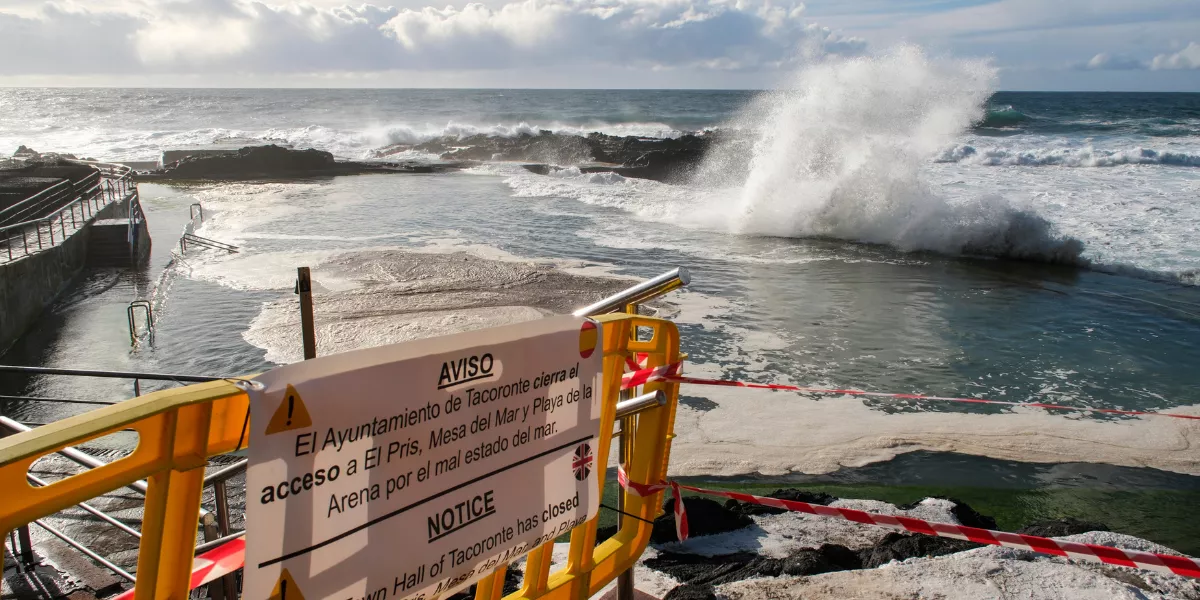 Canarias sigue en alerta por vientos, fenómenos costeros y lluvias debido al paso por las islas de la borrasca Therese  EFE   ALBERTO VALDÉS