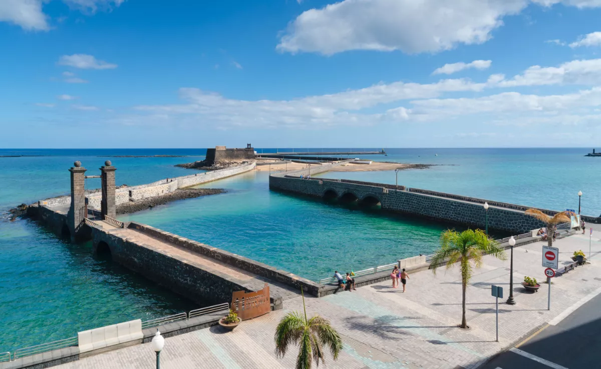 Imagen de un tramo del paseo marítimo más largo del mundo / TURISMO DE LANZAROTE