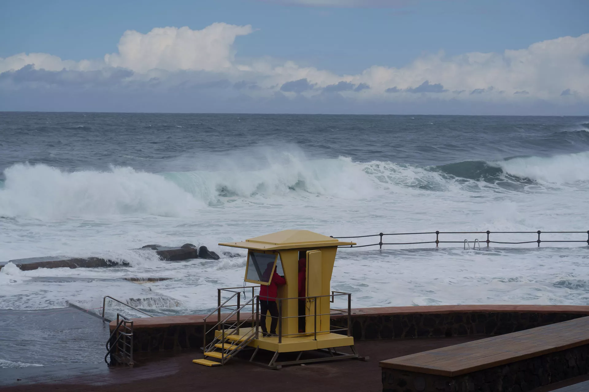 En la imagen, el oleaje en la costa de Bajamar, en Tenerife. / EFE - RAMÓN DE LA ROCHA