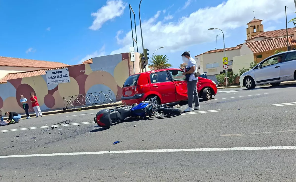 Imagen del accidente ocurrido a la altura de García Escámez, en la carretera general de El Rosario, Tenerife. / ATLÁNTICO HOY