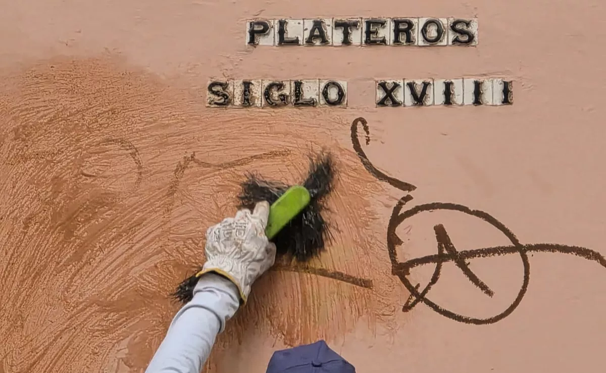 Una operaria de limpieza de La Laguna eliminando un grafiti de un inmueble del siglo XVIII. / AYUNTAMIENTO DE LA LAGUNA