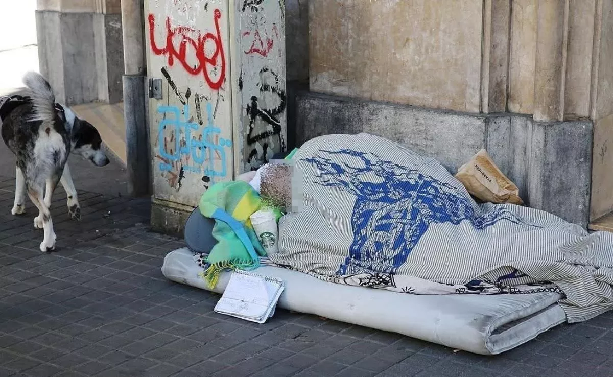 Persona acostada en la calle|REDES