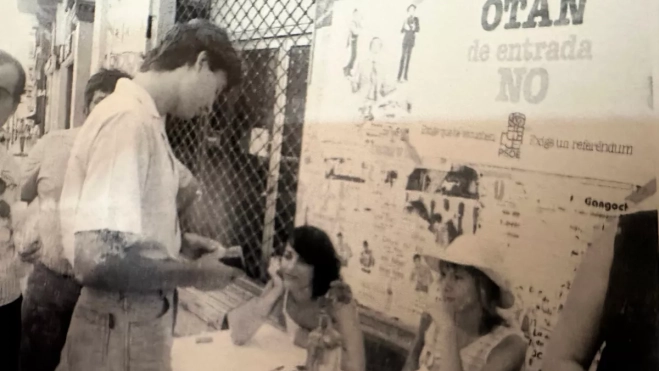 Un grupo de jóvenes hacen campaña en contra de pertenecer a la OTAN / FRANCISCO GONZÁLEZ CONCEPCIÓN - '40 AÑOS DE LIBERTAD'