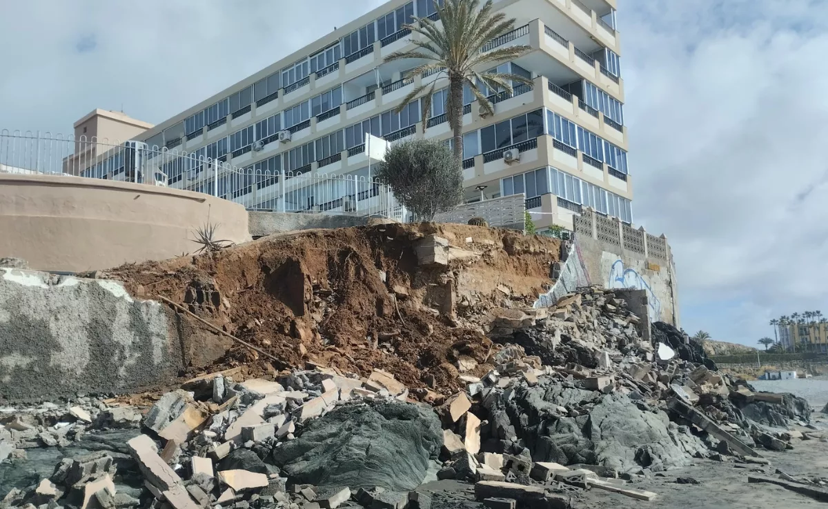 Muro de Apartamentos El Águila, en San Bartolomé de Tirajana, derrumbado por la borrasca Therese./ CEDIDA