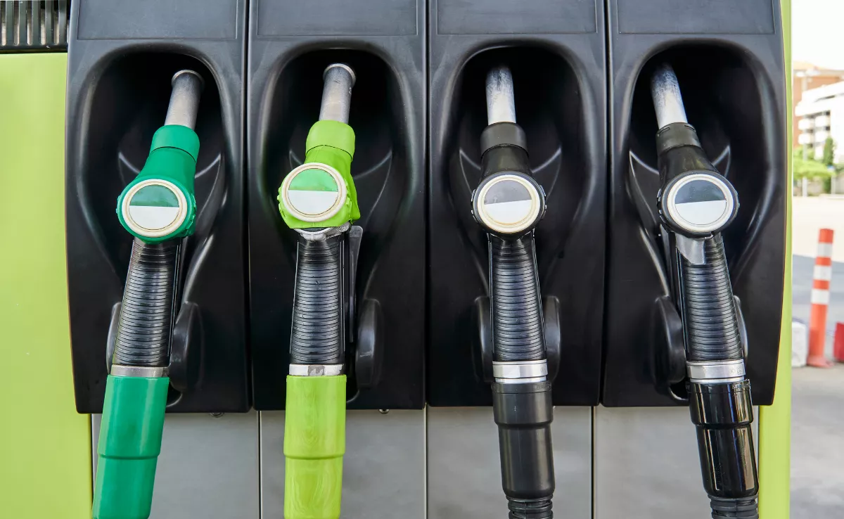 Mangueras de repostaje de combustibles. / IMAGEN DE LA RED