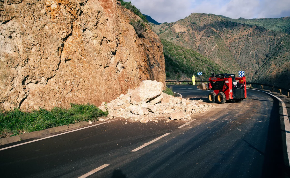 Un desprendimiento en una carretera de La Gomera provocado por la borrasca Therese./ CABILDO LA GOMERA