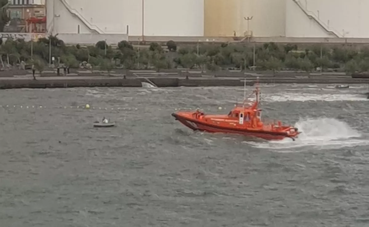 Salvamento resaca a un hombre atrapado en una barca por el oleaje de Therese frente a Santa Cruz./ SALVAMENTO