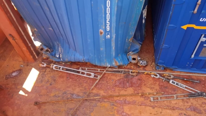 Más detalles de los desperfectos causados por el temporal en el barco y los contenedores. / AH