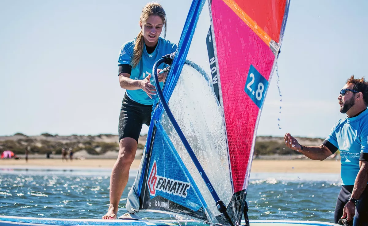 Una mujer practica windfoil en Tenerife, en una imagen de archivo./ DUOTONE