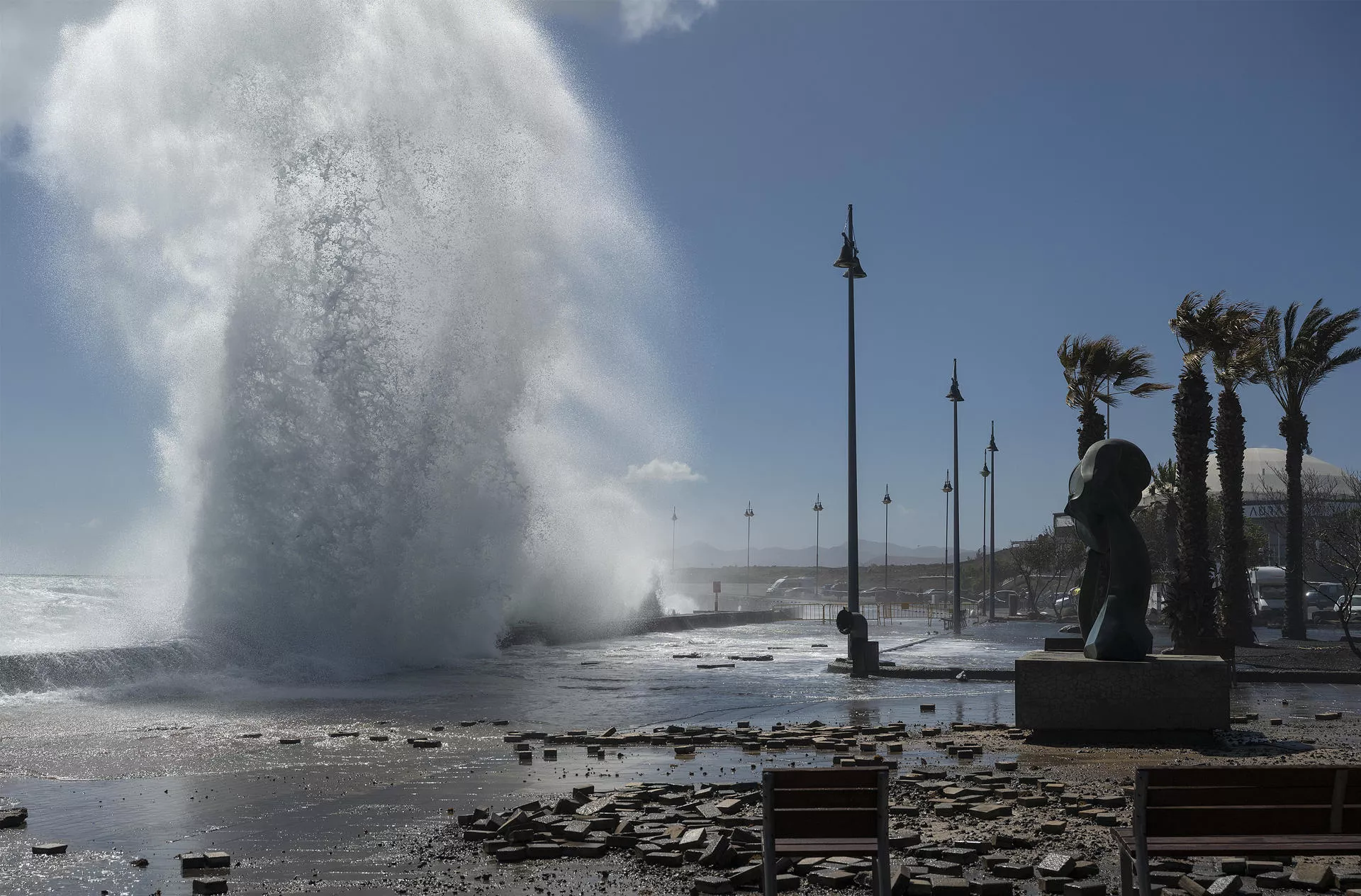 Fuerte oleaje provocado por la borrasca Therese en el litoral de Arrecife (Lanzarote). EFE/Adriel Perdomo