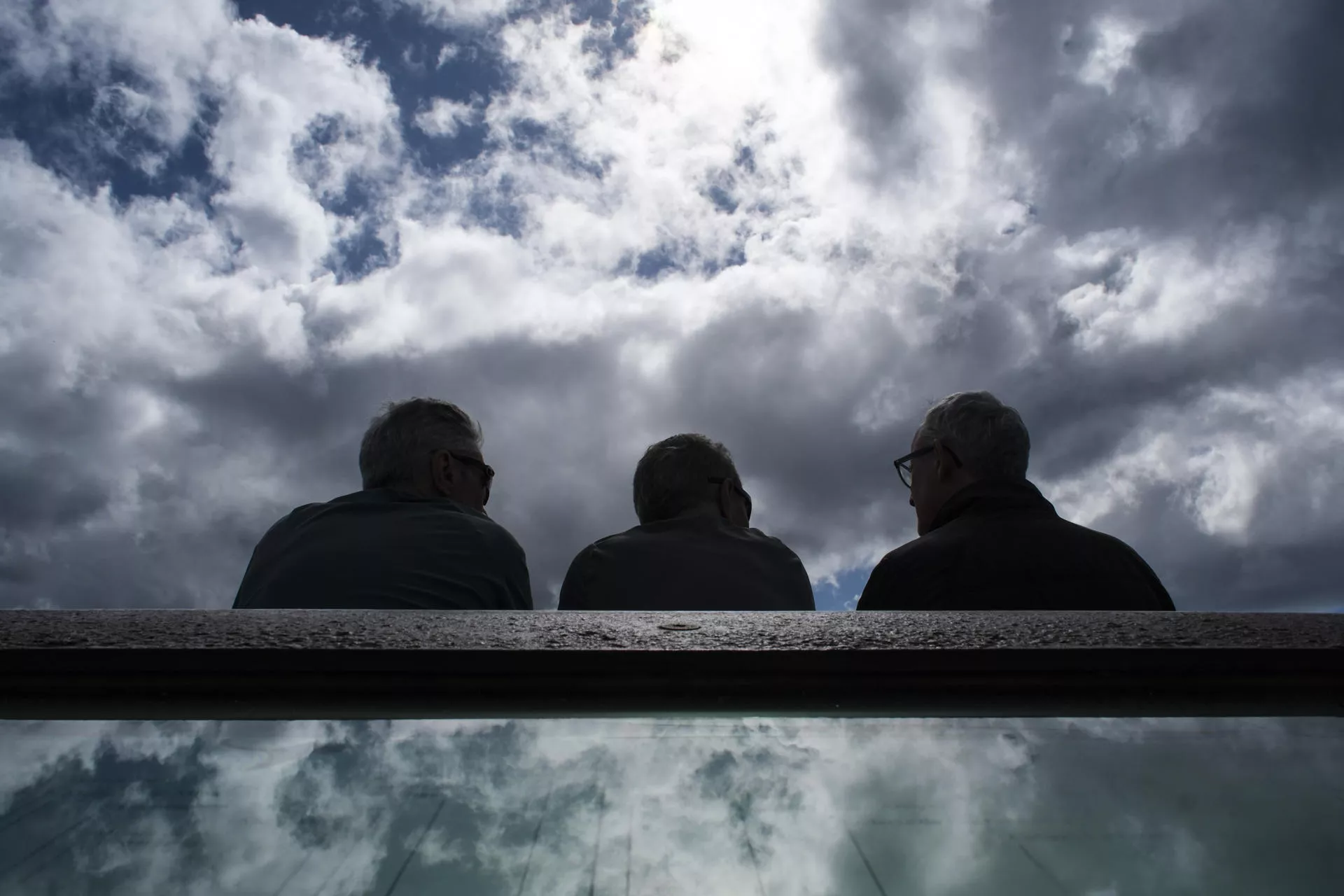 Tres personas miran al cielo en Canarias durante la borrasca Therese./ EFE