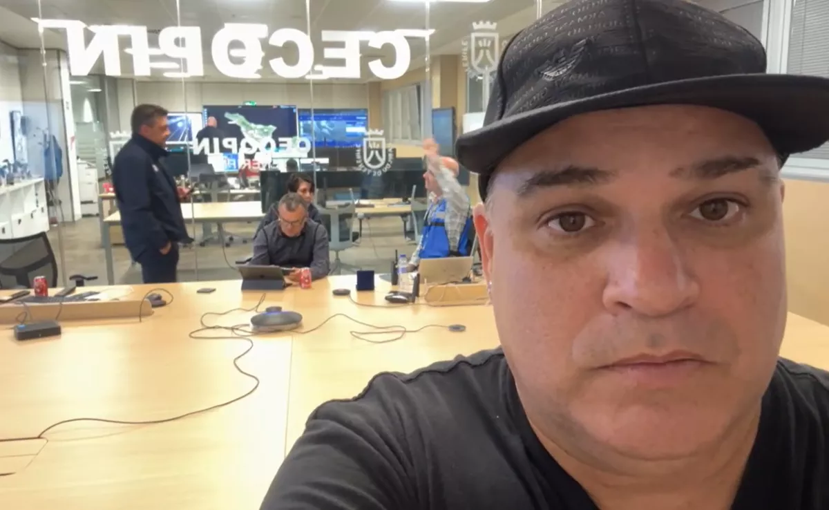 El influencer Informe Bolorino en la sala del CECOPIN de Tenerife durante la borrasca Therese, desde donde emitió un directo de dos horas./ IB