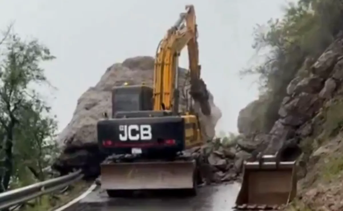 El Cabildo de Gran Canaria intenta demoler con un martillo neumático la gran roca que corta la GC-60./ CABILDO