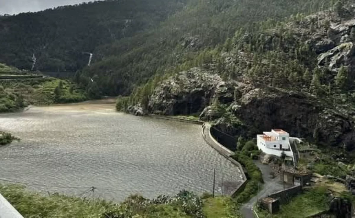 Presa de Los Pérez, en Gran Canaria, a punto de rebosar por la borrasca Therese./ AYTO. GÁLDAR