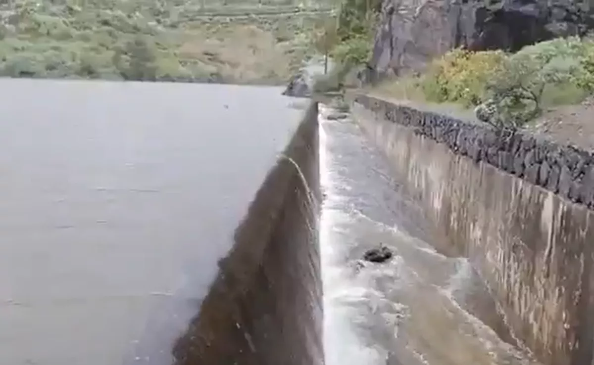 Aliviadero de la presa de Los Pérez, en Gran Canaria, rebosando./ AYTO. GÁLDAR