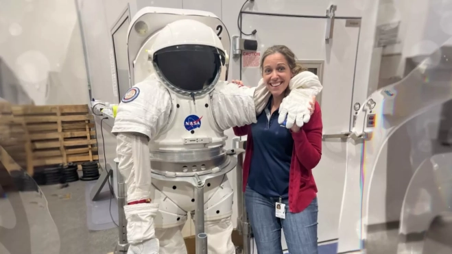 Ana Díaz Artiles posa con un traje de astronauta de la NASA. / AH